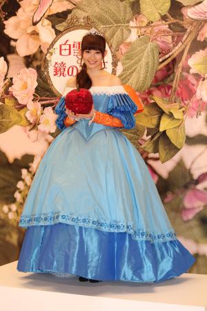 「劇中に出てくる白雪姫の衣装です」と鮮やかなドレス