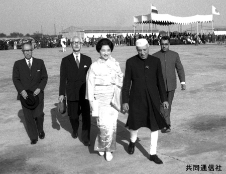 皇太子ご夫妻インド訪問 空港到着の妃殿下 | 株式会社 共同通信社