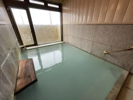 本州最北端に湧く白濁硫黄泉を掛け流し マグロやウニなど津軽海峡の幸