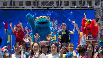 夏本番！ USJでびしょぬれ祭典が開幕 伊藤沙莉も水噴射で笑顔