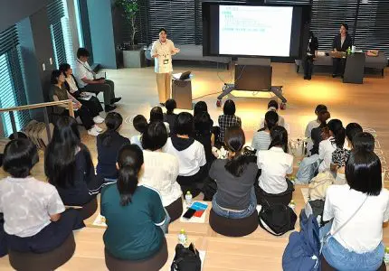 建設業は何十年も残る仕事 戸田建設が新本社ビル見学ツアーで女子