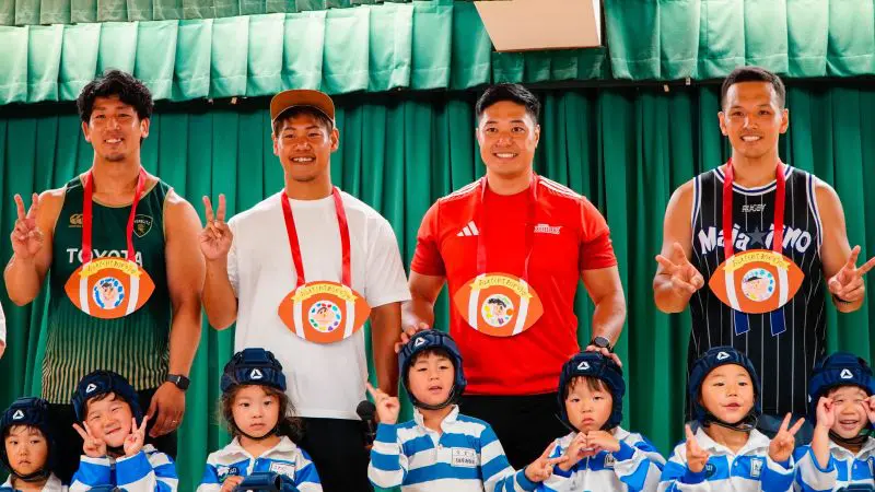 プロラグビー選手が故郷・伊丹の幼稚園に凱旋 後輩のちびっ子ラガー250