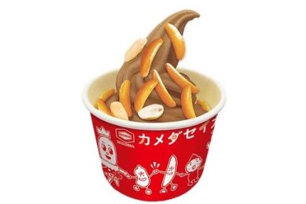 10月10日の記念日にちなみ、東京駅一番街が「亀田の柿の種」に染まる