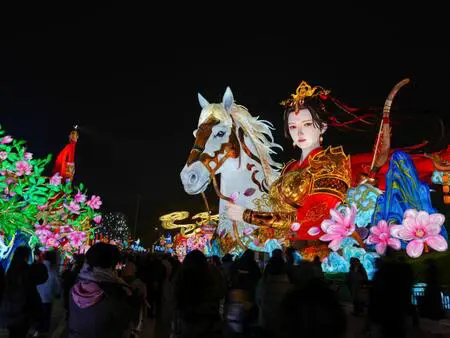 自貢（中国）ランタンフェスティバルが中国のカラフルなランタンによる