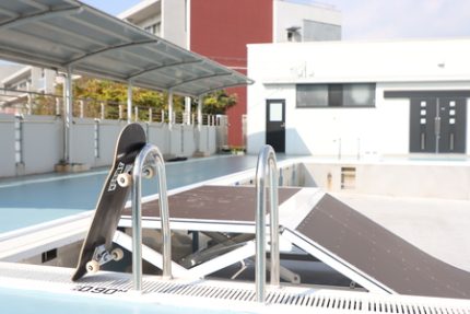 旧プール跡に誕生 大府の公共スケートパーク