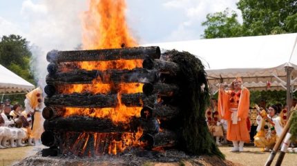 燃える炎で祈りの世界に 奈良博庭前で金峯山寺が大護摩供 | 教育/文化