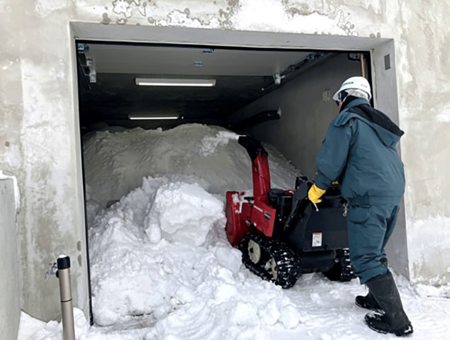 真夏のオフィスを雪でクールダウン | プレスリリース | 株式会社 共同