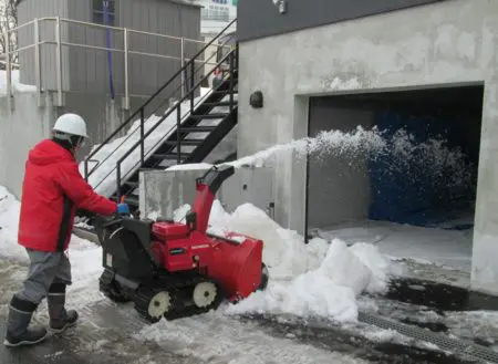 真夏のオフィスを雪でクールダウン | プレスリリース | 株式会社 共同